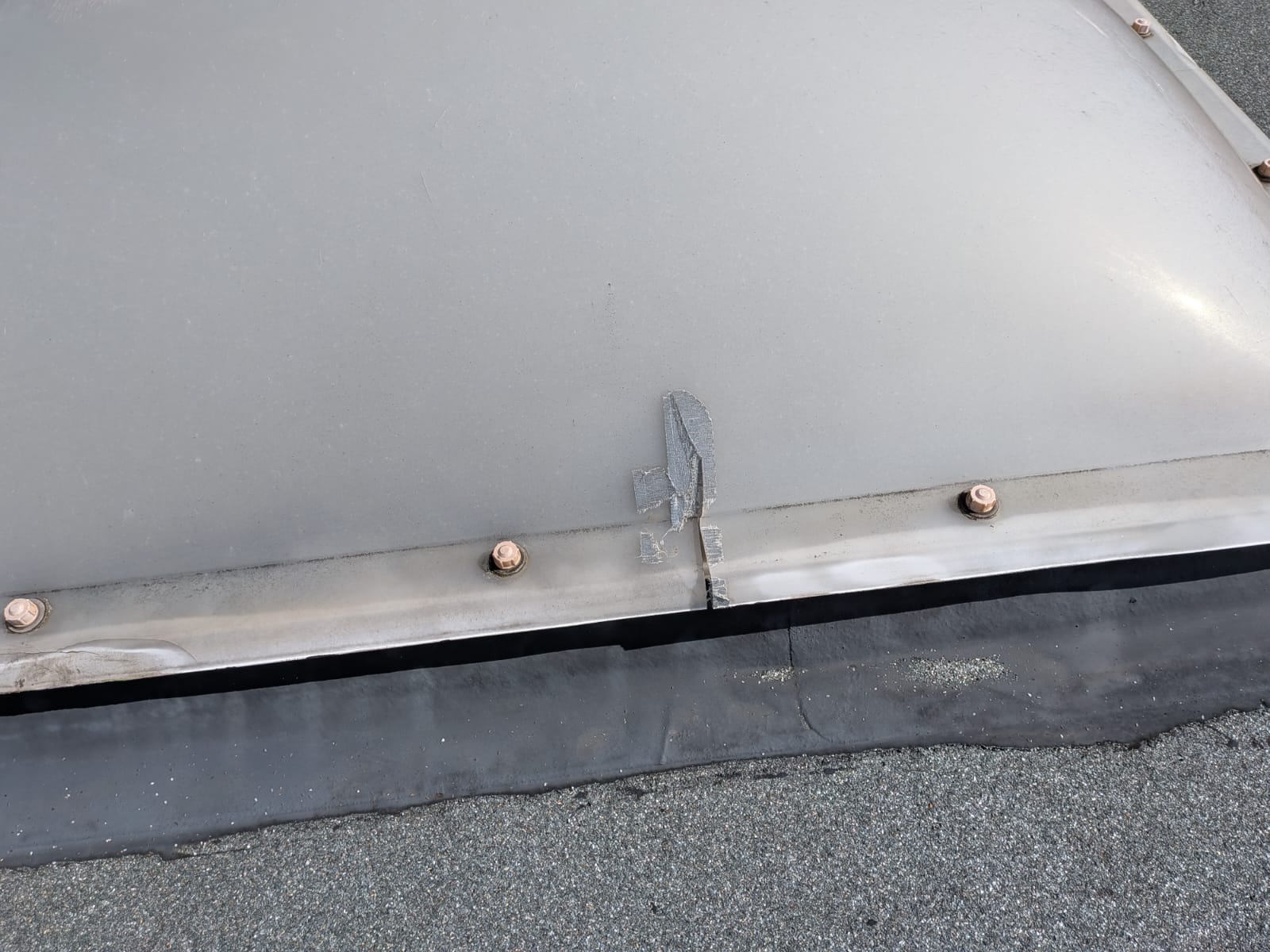 Detailaufnahme einer beschädigten Lichtkuppel