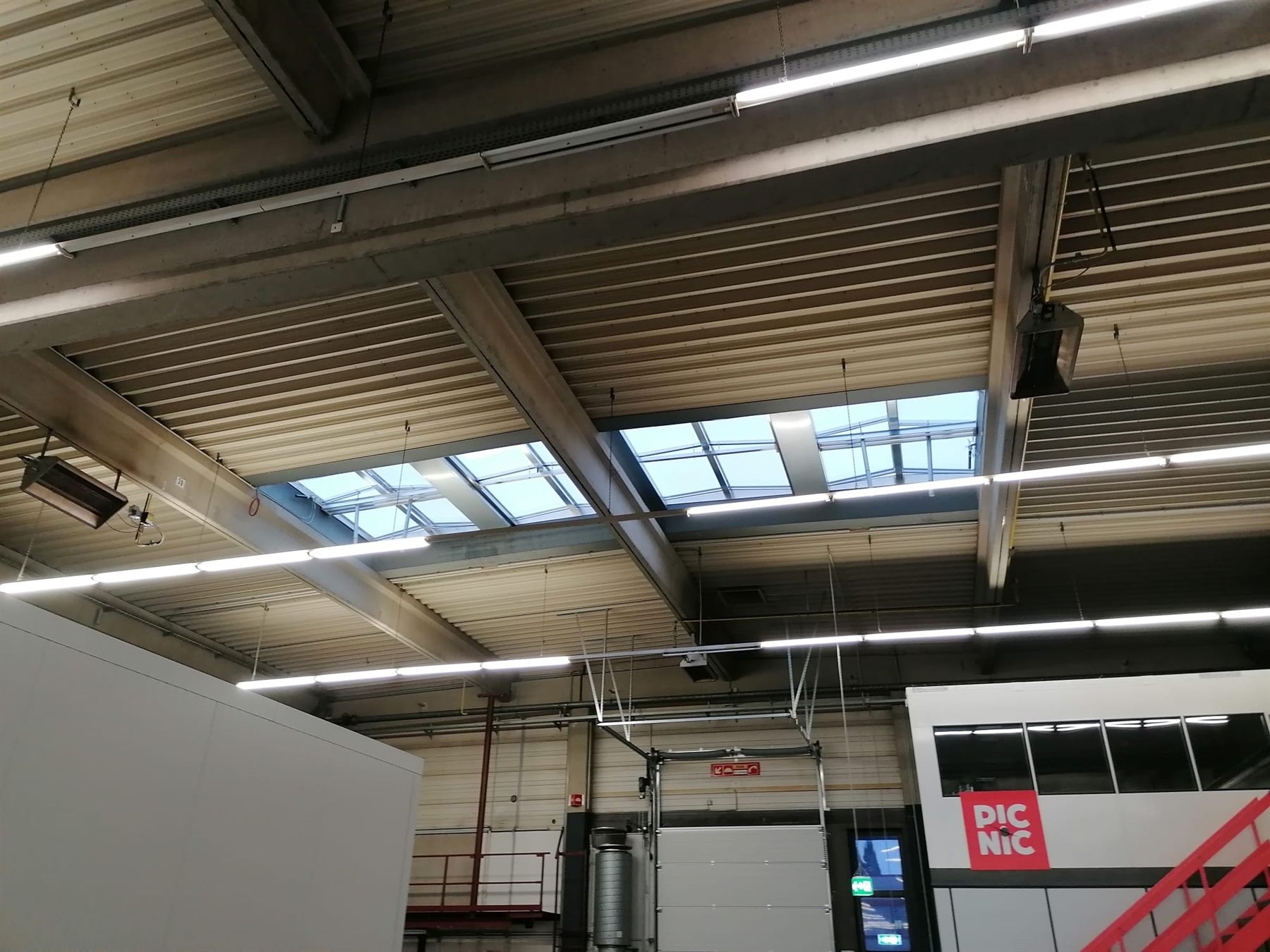 Sechs neue Lichtbänder für eine Gewerbehalle Frankfurt/Offenbach