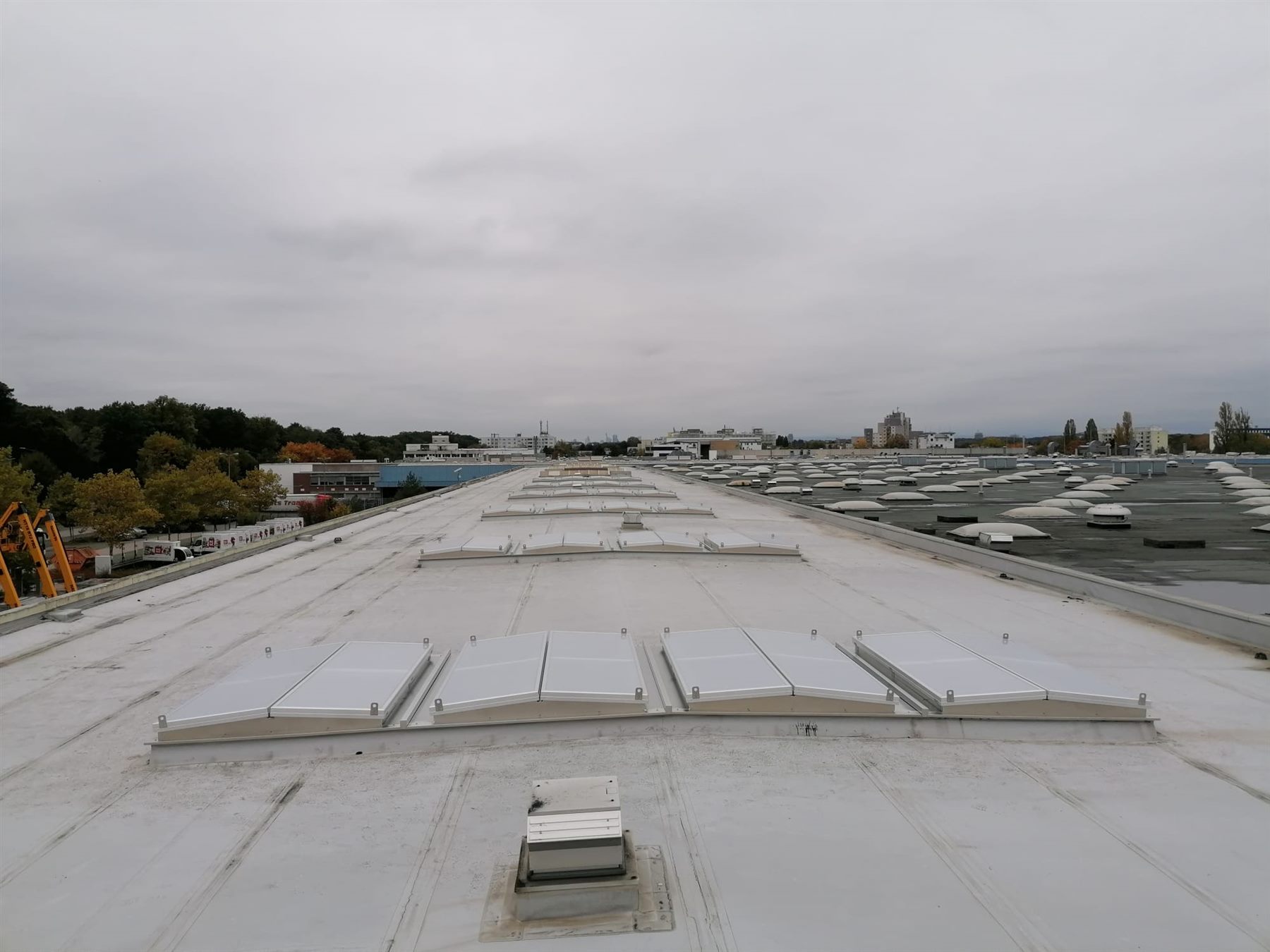 Sechs neue Lichtbänder für eine Gewerbehalle Frankfurt/Offenbach